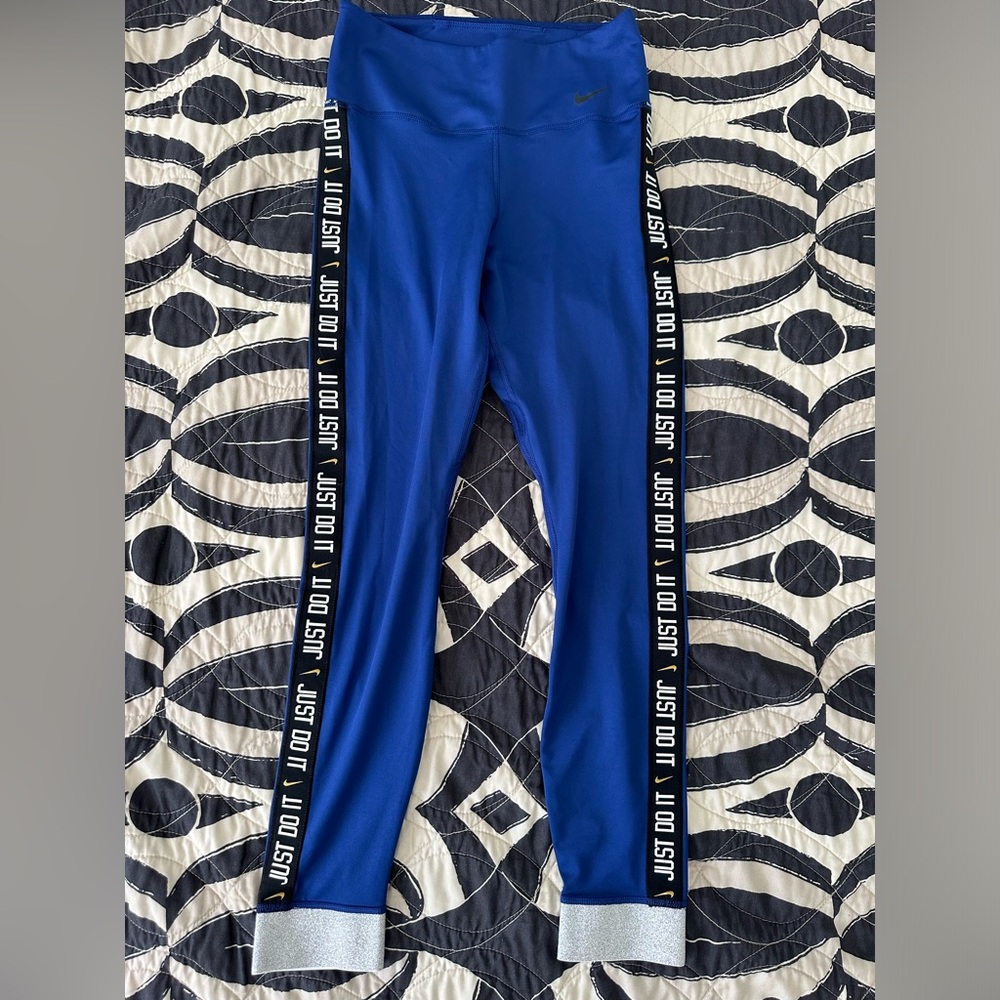 Nike Women’s Dri—FIT Mid-Rise Leggings. Excellent condition. Only wore 1 time.